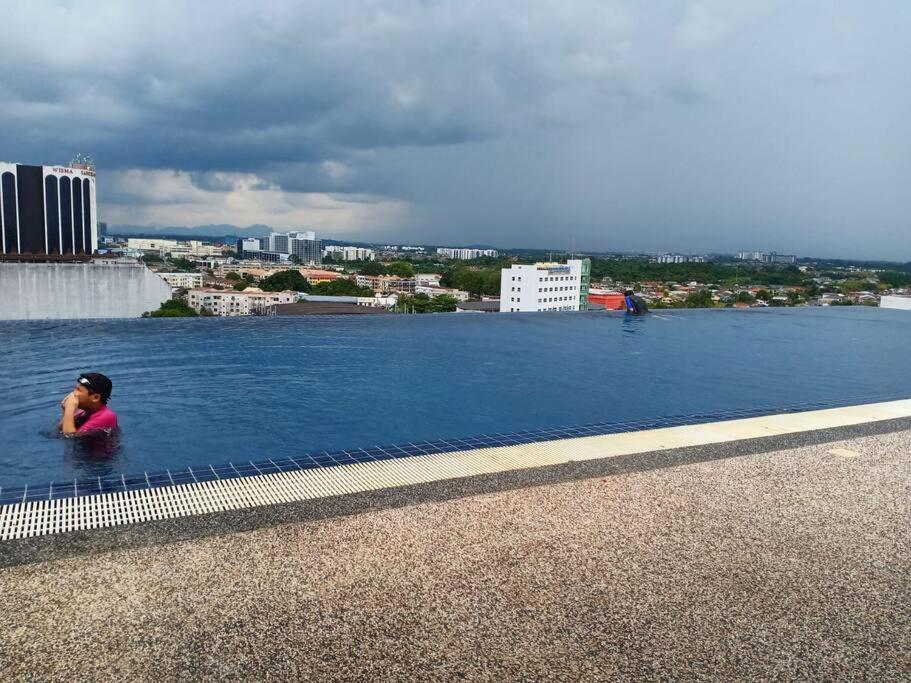 Kozi Square Infinity Pool Iv Kuching